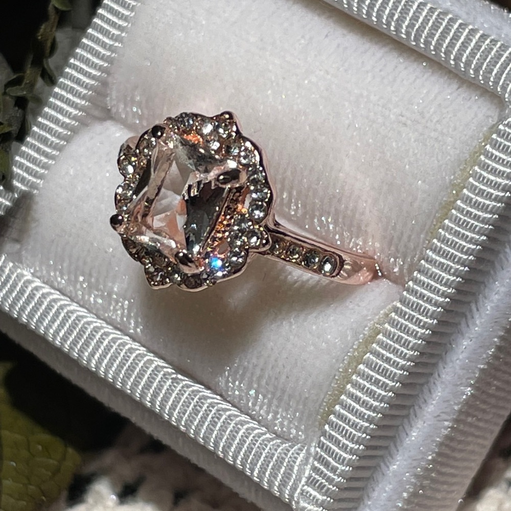 Gorgeous Vintage Art Deco Design Halo Cut CZ Sparkling Rose Gold Ring